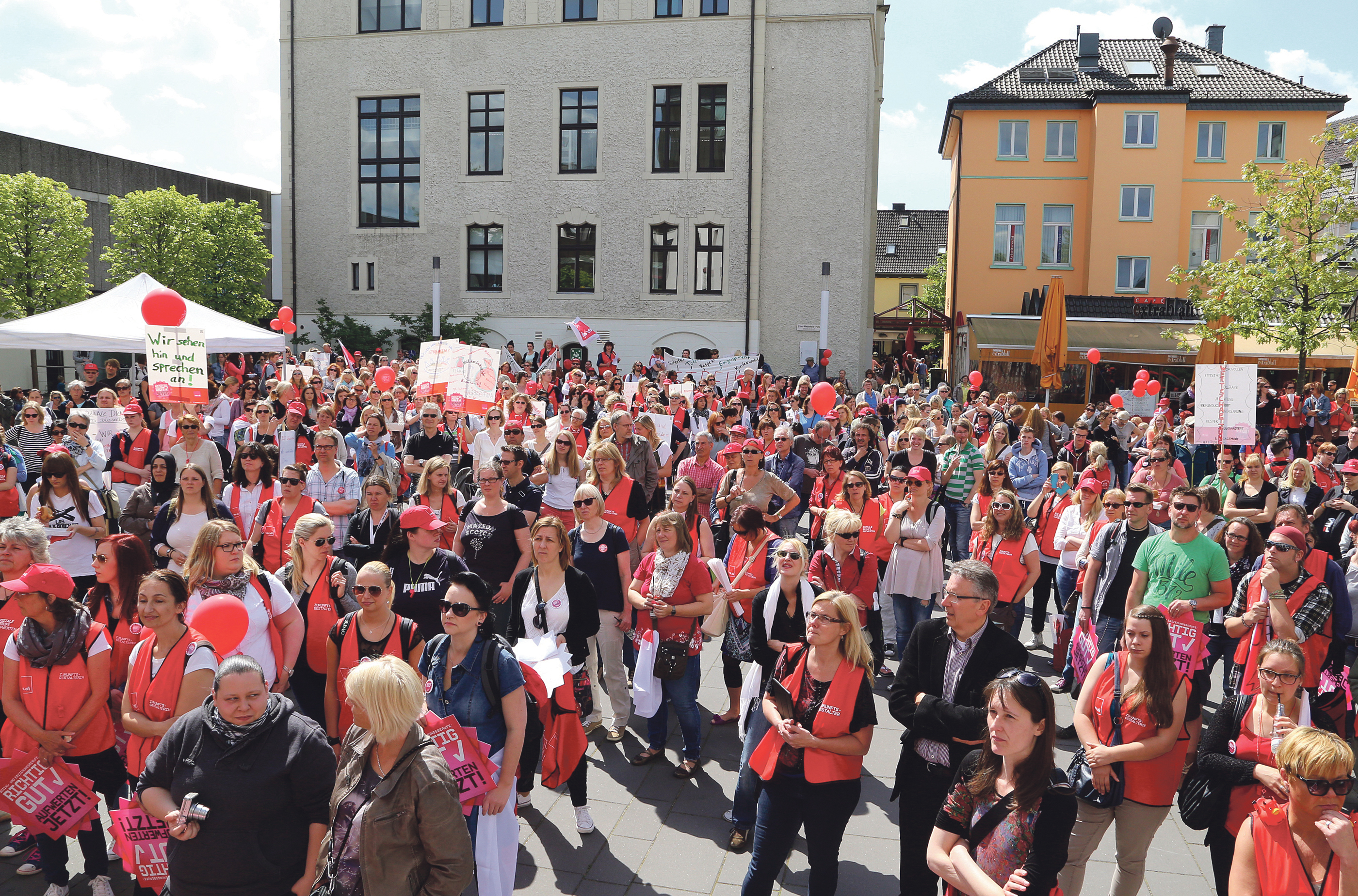 Die Streiks gehen weiter - unser Foto zeigt die Kundgebung im Mai vor dem Rathaus.