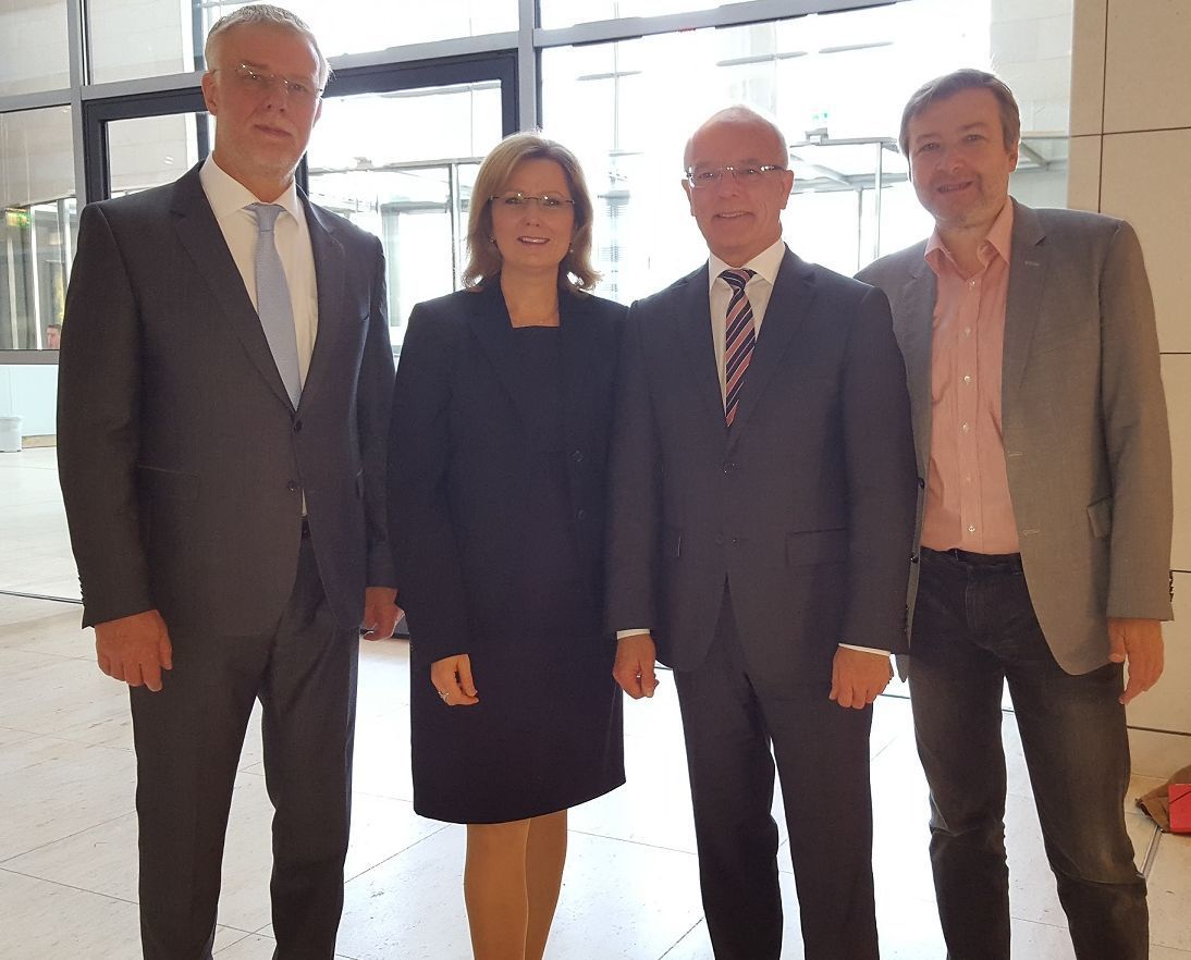 Die SPD-Bundestagsabgeordneten Petra Hinz, Arno Dirk Heidenblut und Arno Klare mit Essens OB Reinhard Paß in Berlin bei der Debatte um kommunale Finanzen