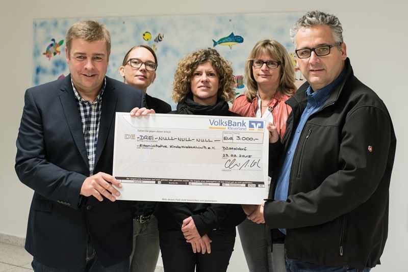 Christian Nitsch, re., und seine Mitarbeiter überreichten einen Scheck in Höhe von 3000 Euro an die Kinderkrebshilfe.