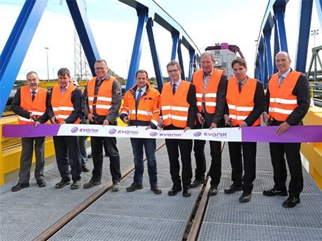 Da mussten sie durch: Dirk Jedziny, Leiter Logistik Ruhr Nord Evonik Technology & Infrastructure GmbH (TI), Ralf Zeller, Leiter Engineering Marl, Evonik-Projektleiter Thomas Kruck, Eisenbahnbetriebsleiter Christian Weber, TI Geschäftsführer Dr. Clemens Herberg, Günther Lohaus, Projektleitung Schone + Bruns GmbH & Co KG, Geschäftsführer Carsten Bruns und Dr. Franz Merath, TI Leiter Logistik, schnibbelten den Weg offiziell frei.