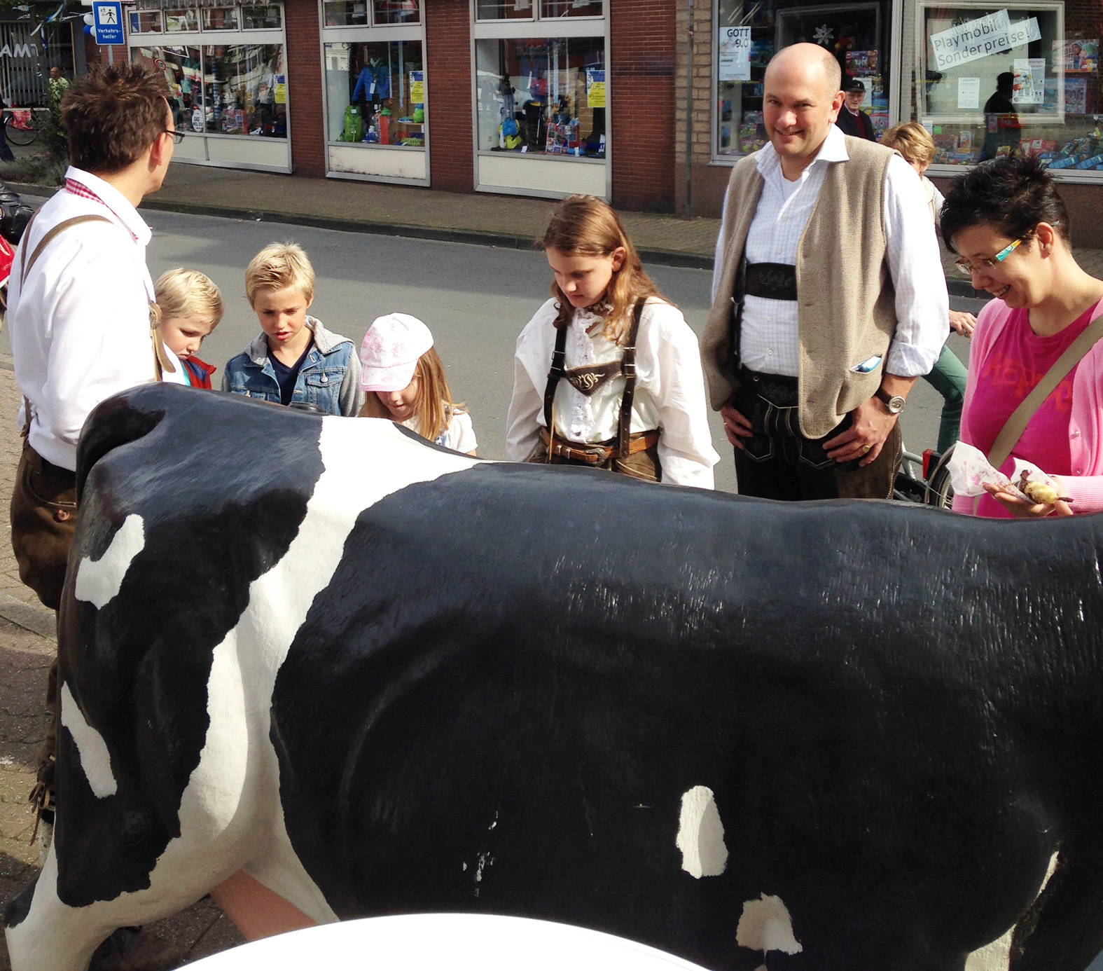 Auf zum Wettmelken in der Selmer Altstadt.