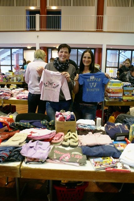 Auf zum Kids-Markt – jeder findet hier sein Schnäppchen! Das Angebot an Spielzeug und Kinderkleidung ist immer riesig.