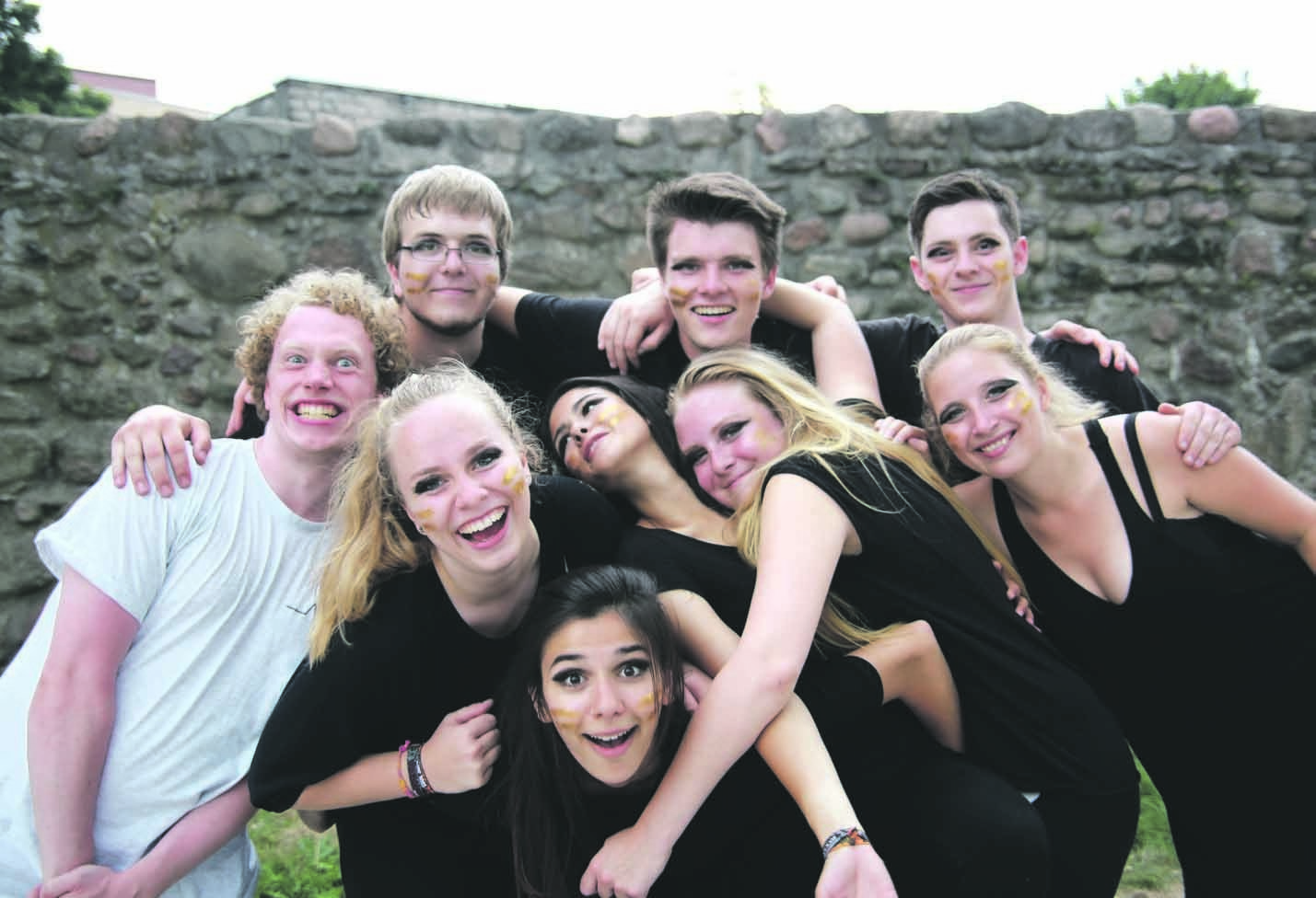 Das Foto zeigt das Ensemble Theaterpuls, von links Luca Litges, Anna Müller, Marcel Sauerteig, Berina Musanovic, Pia Salecker, Lotte Frensch, Tobias Optebeck, Niels Bublitz und Britta Bayerl. Foto: privat