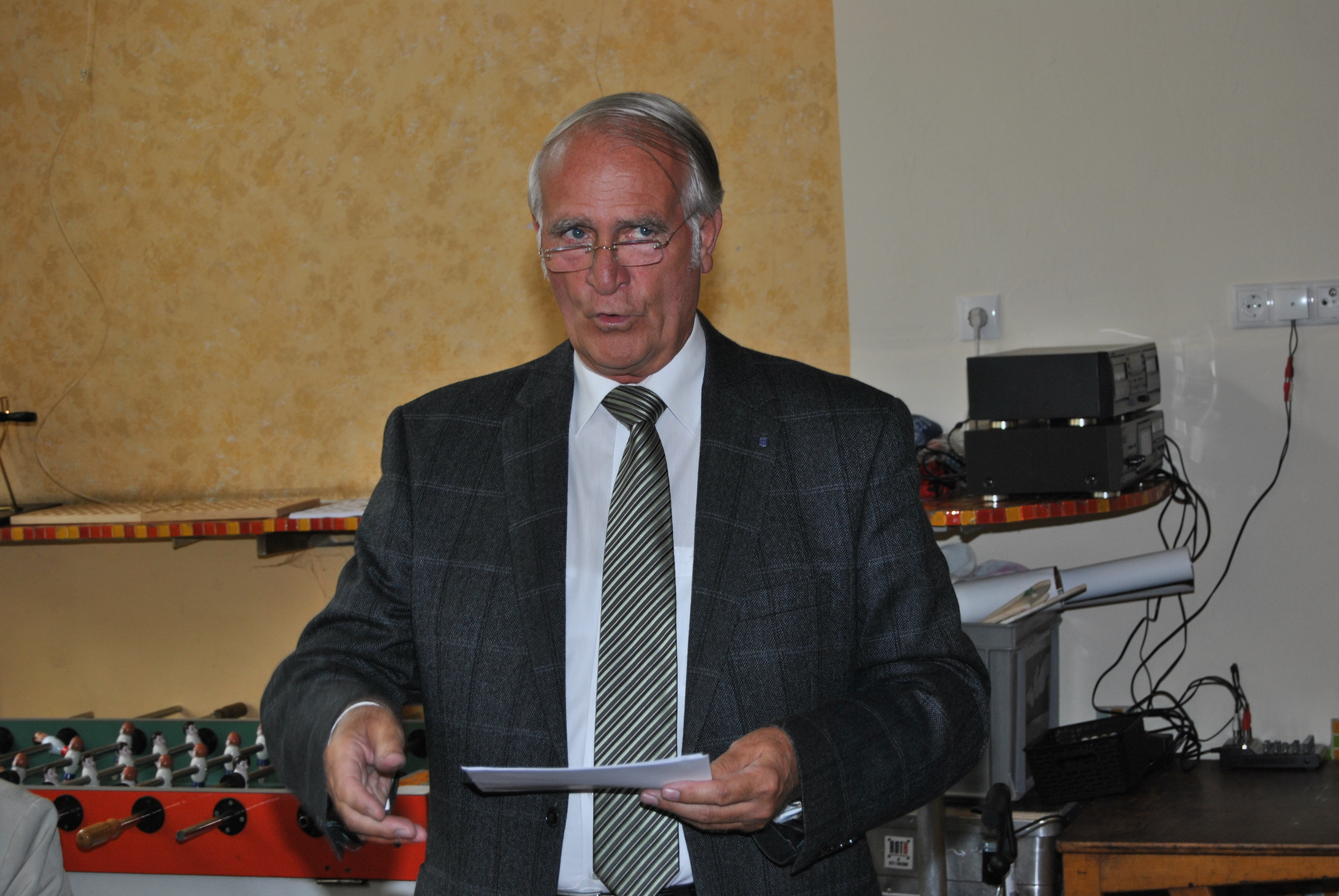 Dr. Fischer