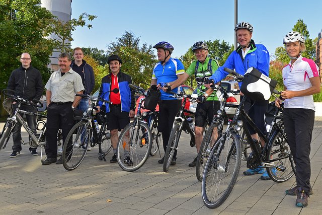 Bei schönstem Wetter konnte heute die Rad-Tour nach Wandlitz vom Hof des Rathauses gestartet werden. Foto: Kariger