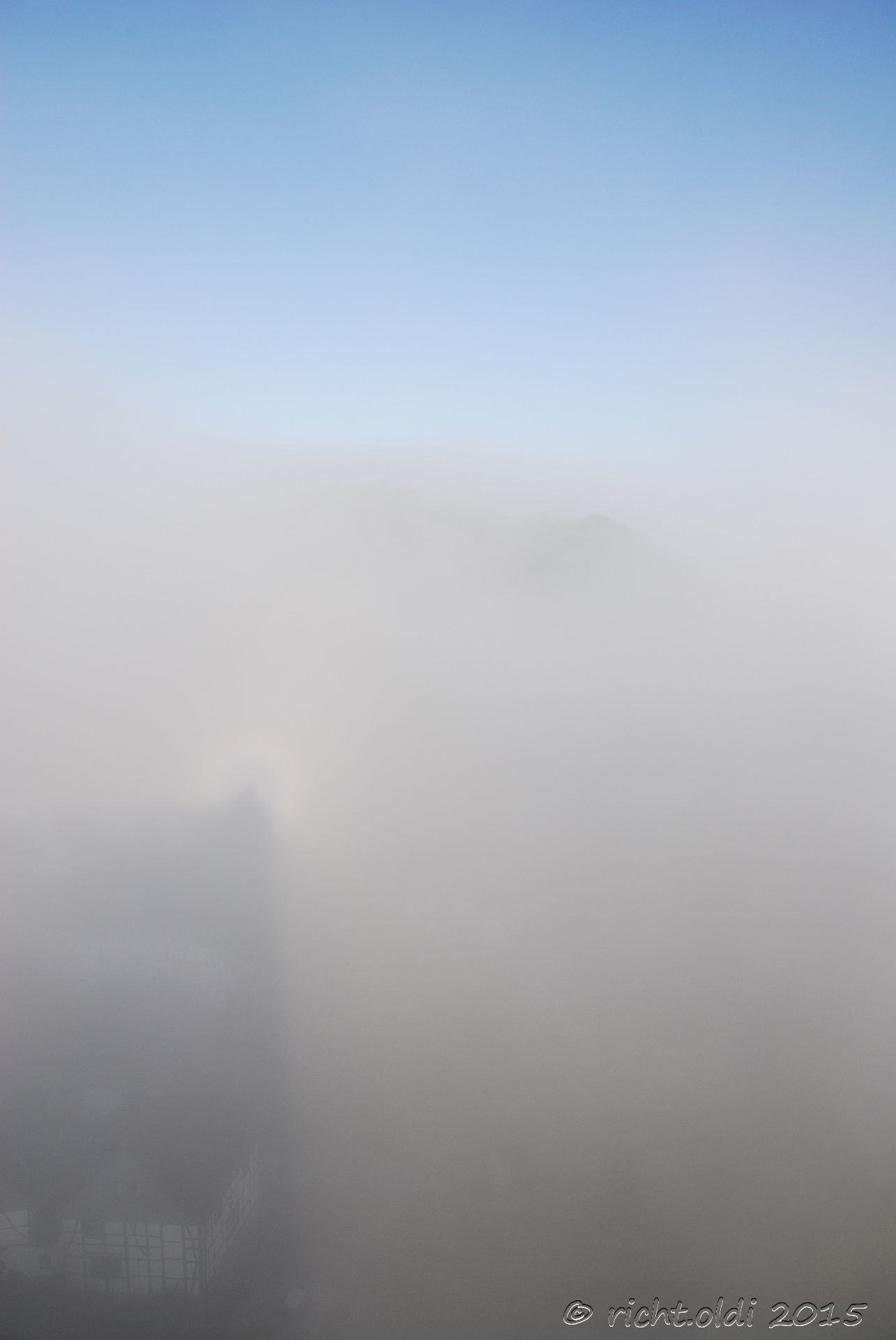 Schatten mit Aura: Dort, wo der Burgturm seinen Schatten wirft, ist unten schemenhaft ein Haus zu erkennen (Vollbild betrachten). Der Schatten an der Spitze ist mein eigener. (Foto: T. Richter-Arnoldi)
