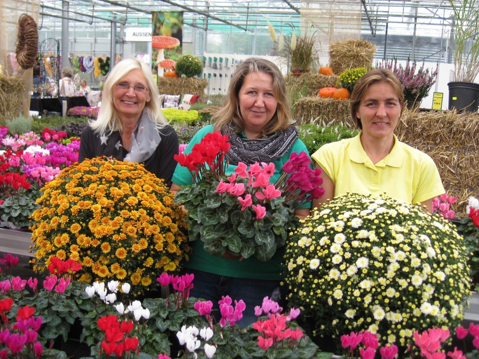 Herbstliche Blumenpracht präsentieren (von li.) Conny Michel, Melanie Reinertz und Heike Rösgen, das ständige Team des Monheimer Blumenmarktes.