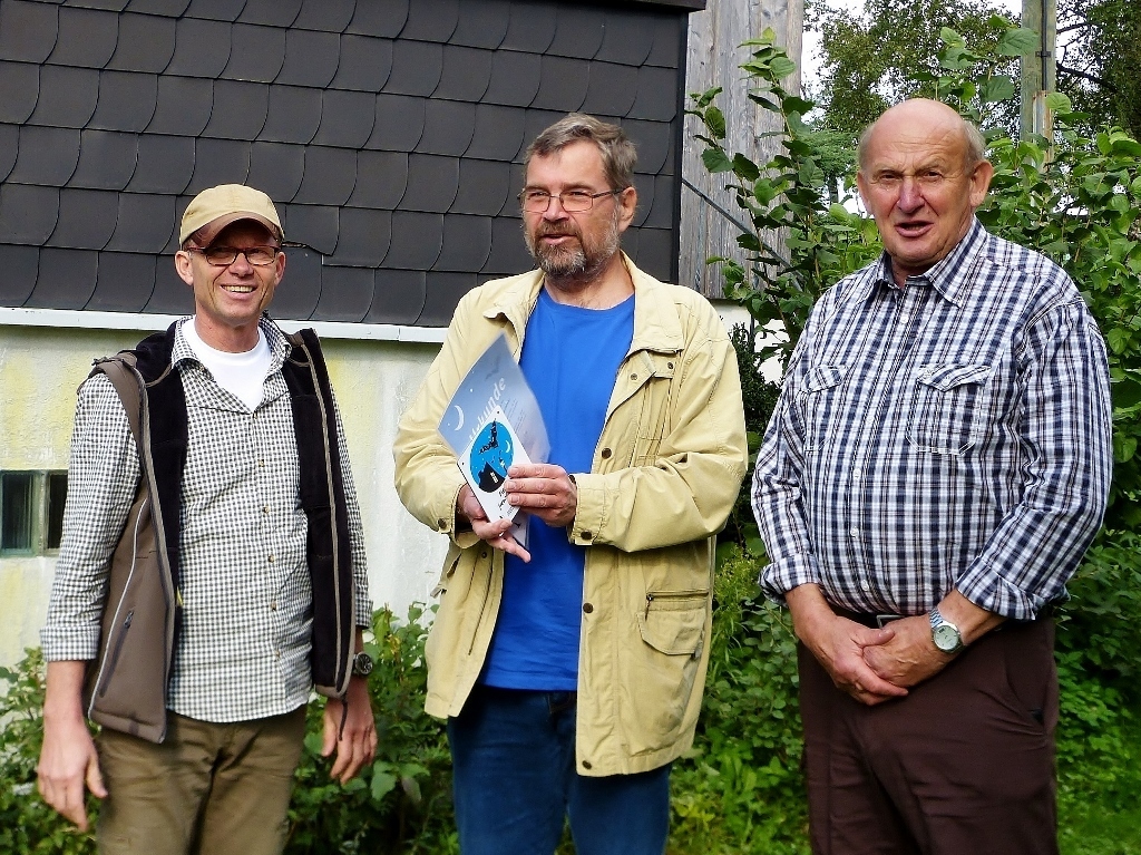 Uwe Norra vom NABU Unna nimmt die Ehrung vor und übergibt Urkunde und Plakette zur Auszeichnung als fledermausfreundliches Haus an Michael Overhaus und Peter Thiene von der Naturschutzgruppe des SGV Lünen/Selm