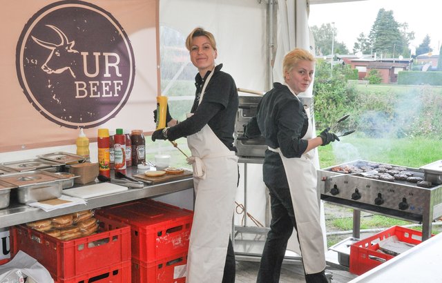 "Selbstgebastelte" leckere Bio- „Urbeef“ -Burger. Foto: Werner Zempelin