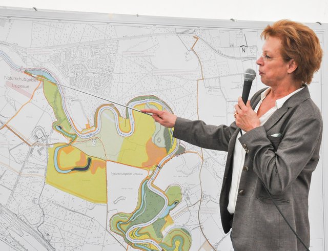 Sylvia Junghart vom Lippeverband erläuterte die Veränderungen am Lippefluss. Foto: Werner Zempelin