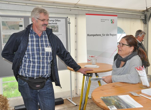 Franz-Josef Grothues von der Bezirksregierung gab einer Besucherin bereitwillig Auskünfte.  Foto: Werner Zempelin