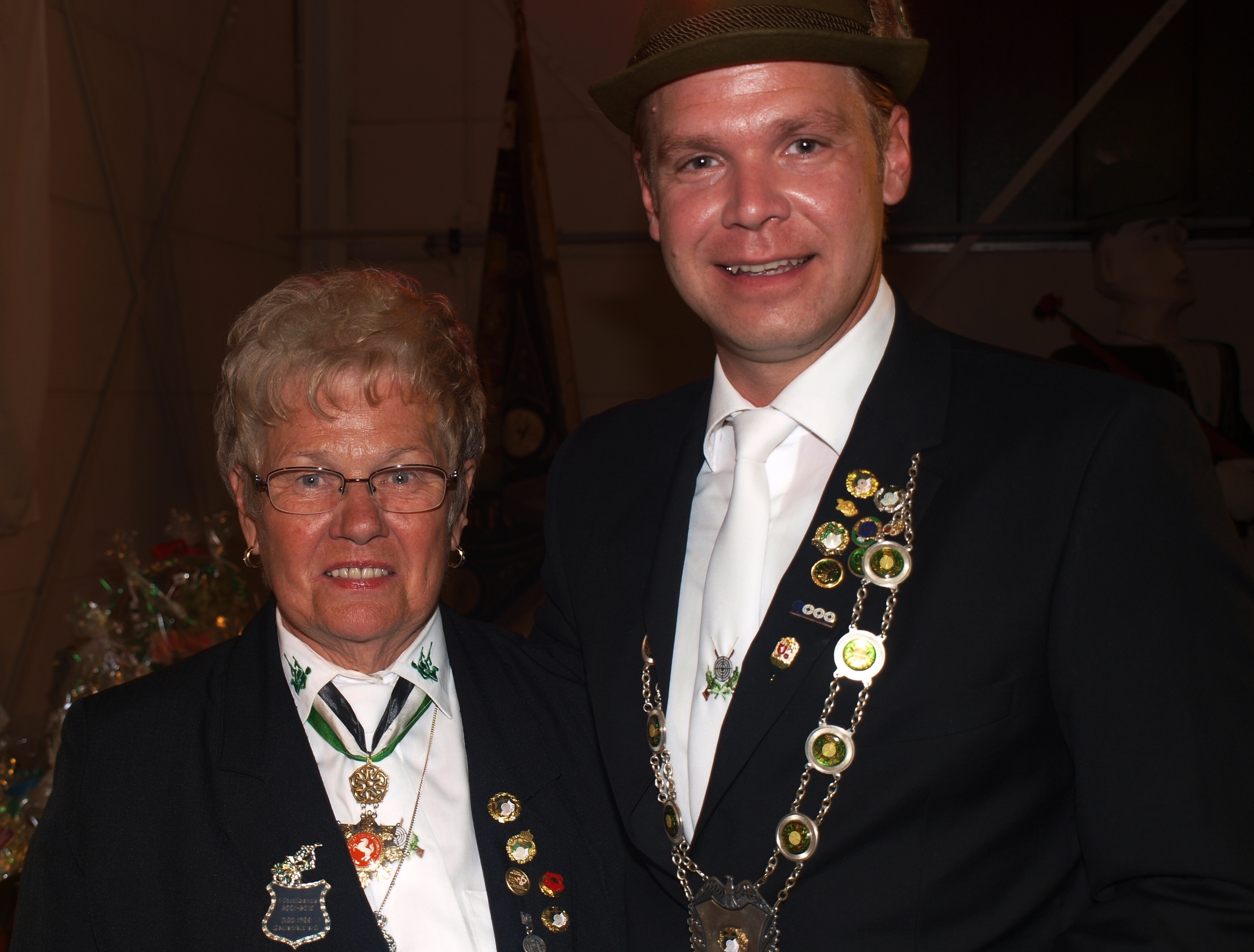 Bilder: Karl Heinz Lehnertz - Texe: Ch . Knappe - Die Ehrenvorsitzende Rosi von Truczynski wurde mit der goldene Vereinsehrennadel mit zwei Brillanten ausgezeichnet.