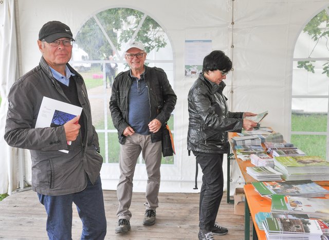 Infomaterial in Hülle und Fülle. Foto: Werner Zempelin