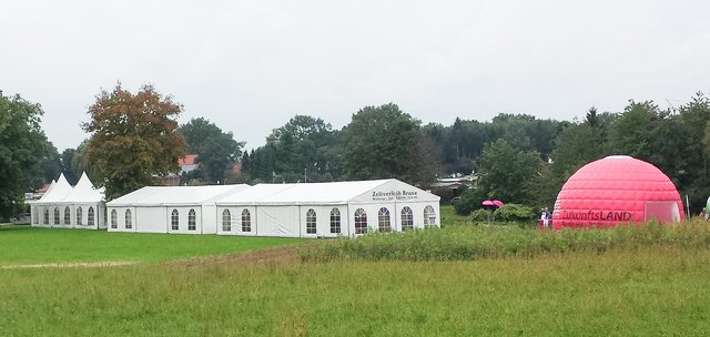 Große Zelte für viele Interessierte - leider kamen nur wenige. Foto: Werner Zempelin
