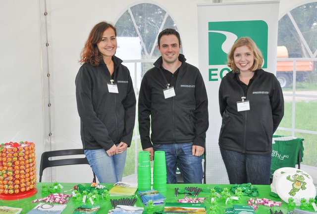 Helfer / innen verteilten Kinder-"Kram" und grüne Taschen, Kulis etc. Foto: Werner Zempelin