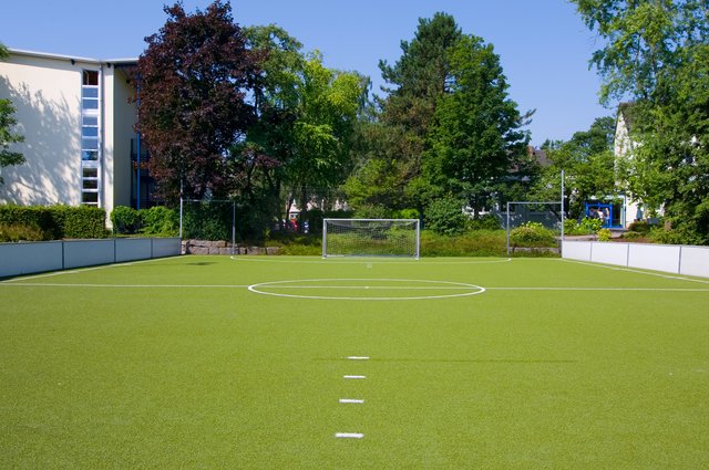 Auf dem Kunstrasen trainieren die Fußballerinnen am liebsten.