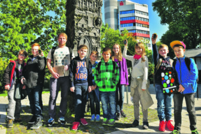 Der Kulturpädagoge Oliver Kretschmann führte am Wochenende die zweite historische Geocaching-Tour mit interessierten Schülerinnen und Schülern durch.