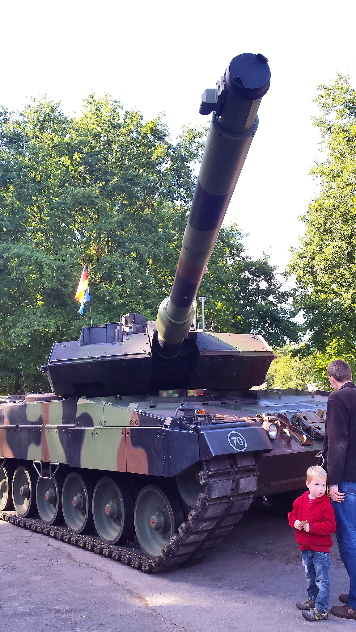 Nur Gast in Wulfen: Der imposante Kampfpanzer vom Typ Leopard 2A6M wurde für den Tag der offenen Tür von der Panzertruppe ausgeliehen. Fotos: Borgwardt