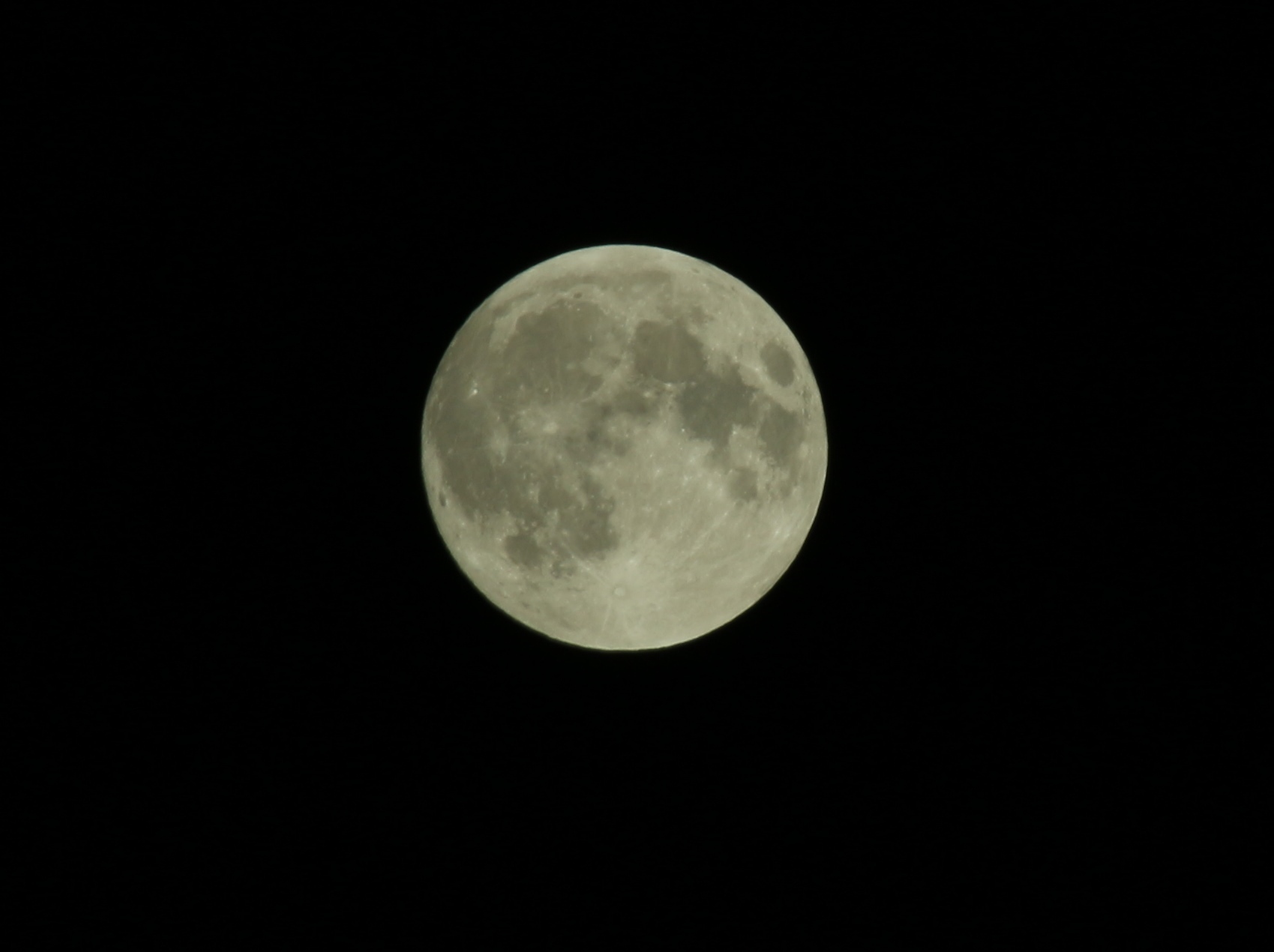 Der Vollmond abends um neun