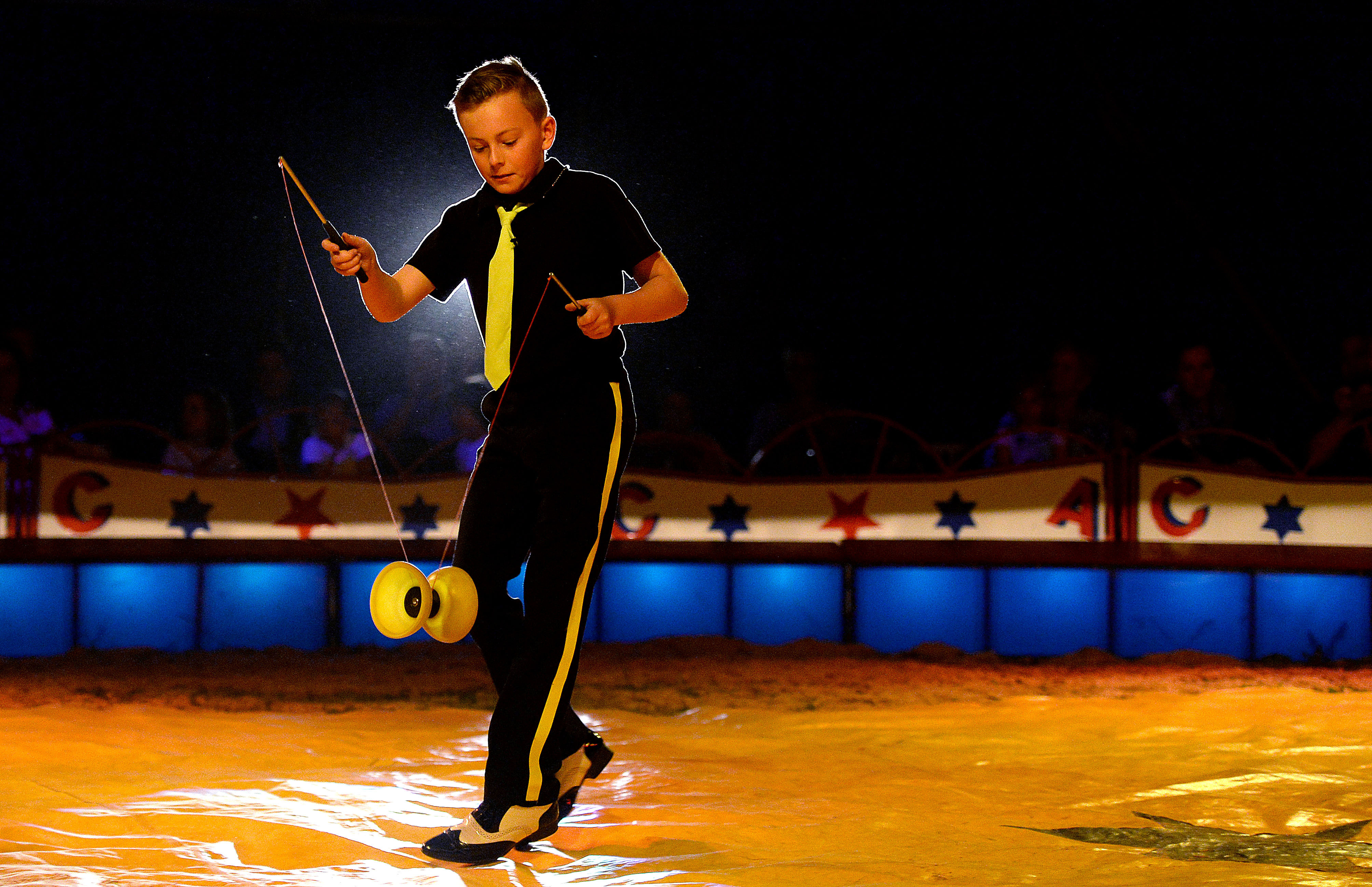 Soni Antoni zeigt den Besuchern sein Können mit dem Diabolo.