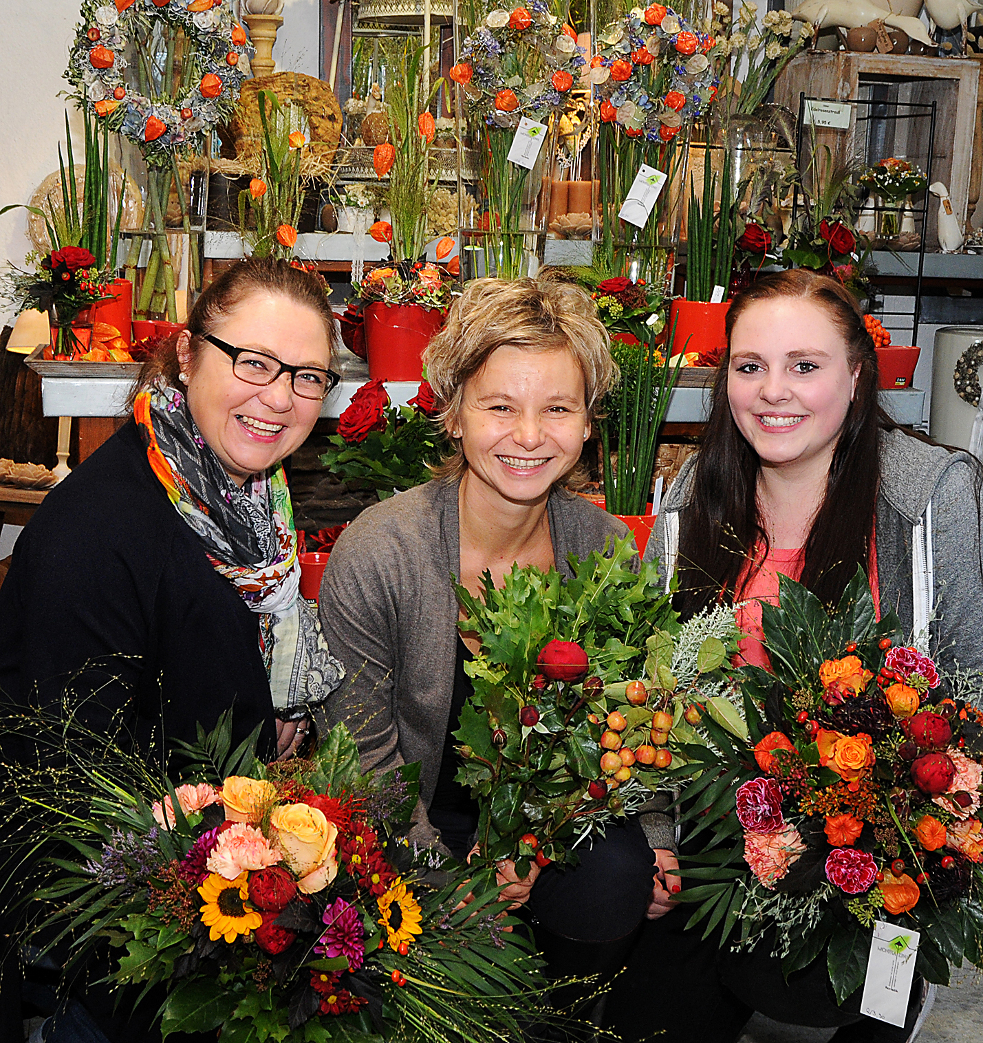 Der Hattinger Herbst in der Innenstadt mit dem Panhasfest der Gastronomen auf dem Kirchplatz startet am Freitag, 2. Oktober, 12 Uhr. Irene Geist, Justine Potyka, Lena Nockemann (v.l.) bereiten sich bei Monika Zink auf den Herbstmarkt vor. In der Innenstadt wird es buntes Markttreiben geben, auf dem Kirchplaz Panhas und verkaufsoffen ist der Sonntag, 4. Oktober. Foto: Biene