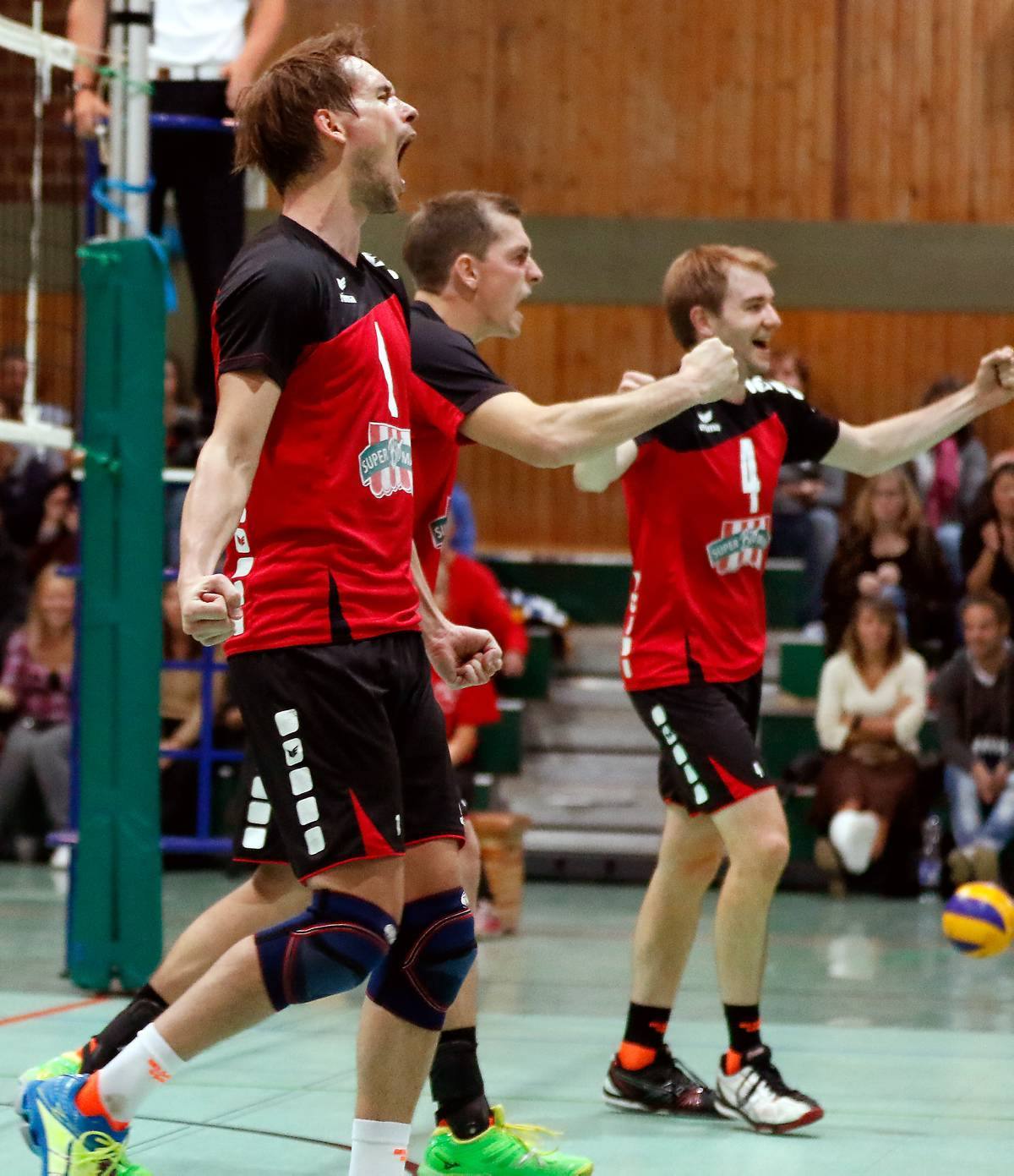 Die Hörder Volleyballer jubeln nach verdientem Sieg
