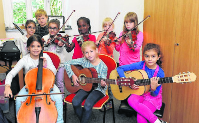 Das Zusammenspiel ist noch ein wenig schwierig. Schließlich haben Taqwa, Livia, Aminata, Mira, Karina und Kamilla erst zu Schuljahresbeginn mit dem Erlernen ihres Instruments begonnen. | Foto: Winkler