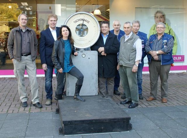 (v.l.n.r.) Stephan Wolters, vom Skulpturenmuseum Glaskasten, Olaf Magnusson, Center Manager des Marler Stern, Künstlerin Ulrike Kessl, Bürgermeister Werner Arndt, Wolfgang Radde vom Regiebetrieb des Marler Stern, Bauunternehmer Kurt Annuss sowie Hans-Wilhelm Meichsner und Alexander Neb, ebenfalls vom Regiebetrieb des Marler Stern weihten jetzt gemeinsam die neue „Stattwaage“ vor dem Marler Stern ein. | Foto: Marl