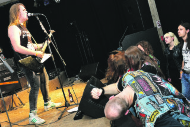 Beim Auftritt der Gelsenkirchener von „Resistor“ flogen weit mehr als nur die Löcher aus dem Käse. Rund 150 Gäste lockte das Thrash-Metal-Festival „Metal in Mitte“ in den Dröhnschuppen.