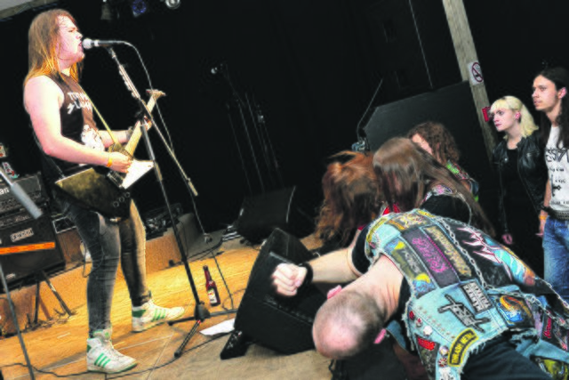 Beim Auftritt der Gelsenkirchener von „Resistor“ flogen weit mehr als nur die Löcher aus dem Käse. Rund 150 Gäste lockte das Thrash-Metal-Festival „Metal in Mitte“ in den Dröhnschuppen. | Foto: Kariger