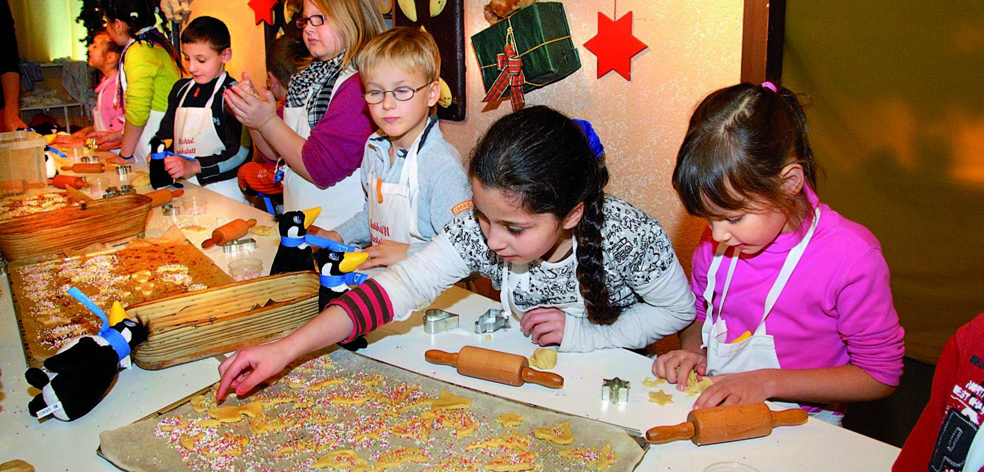 Die Backaktionen im Weihnachtsdorf sind immer schnell ausgebucht.
