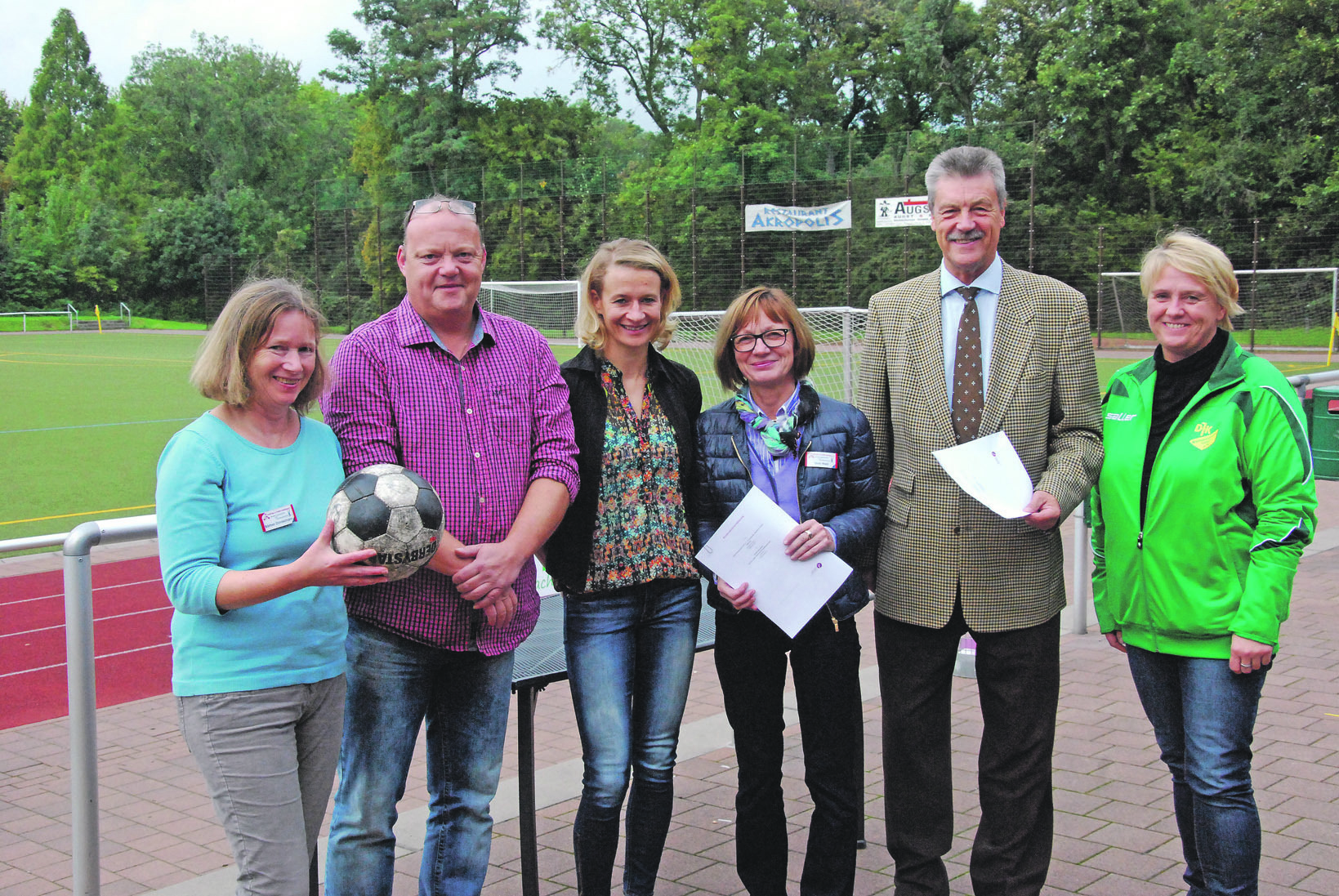 Unterschrieben den Vertrag über die Kooperation: Monika Merl (3.v.l./Stadtsportbund), Doris Weiß (3.v.r./Leiterin der Kindertagesstätte) und Reinhard Fischer (2.v.r./Vorsitzender der DJK Wattenscheid) - sehr zur Freude von Barbara Dördelmann (Stellvertretende Leiterin des Kinderhauses), Wolfgang Groß (DJK-Jugendleiter) und Sandra Hesse (Jugendgeschäftsführerin). Foto: Peter Mohr