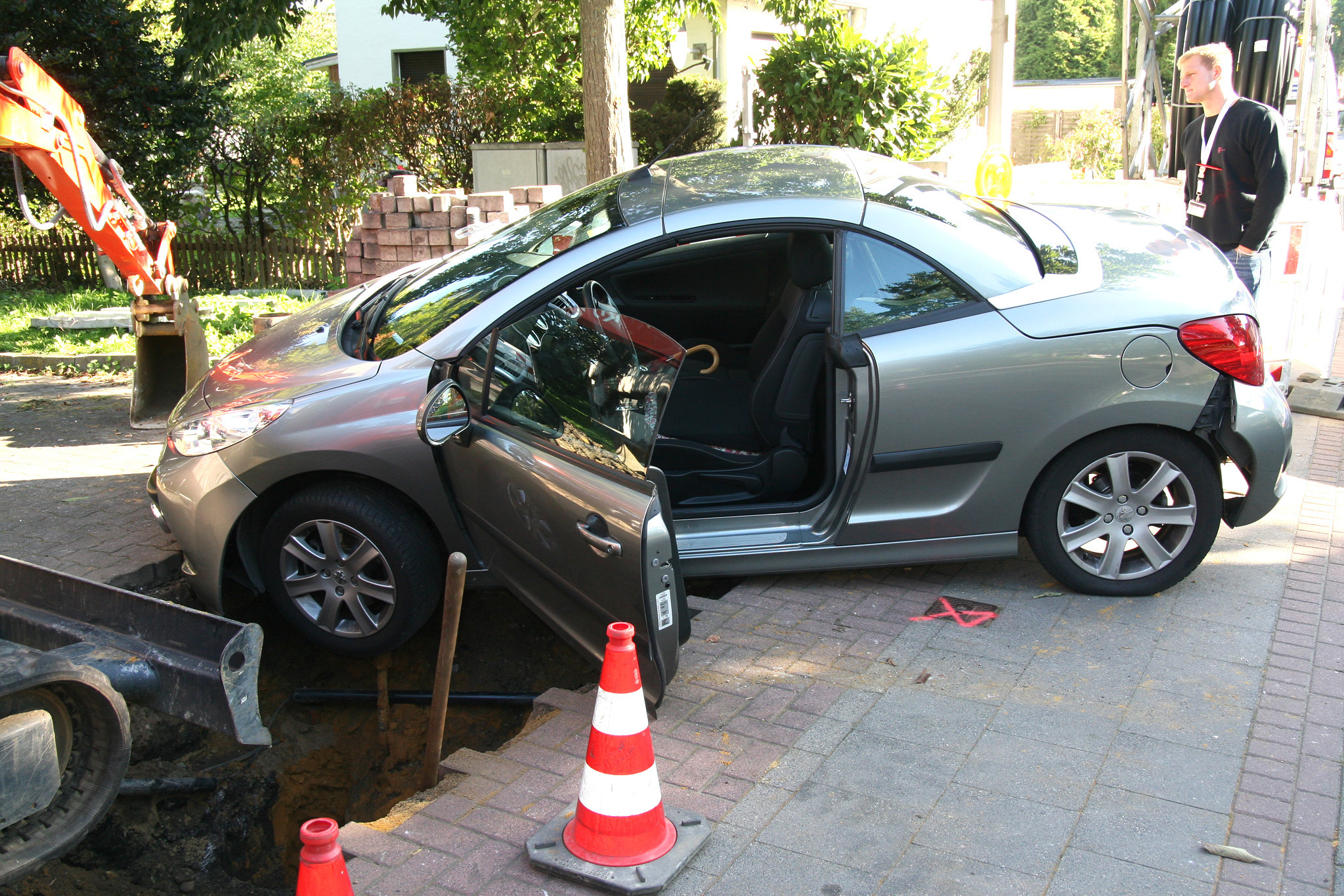 Der Wagen landete in einer Baugrube am Parkhaus Klosterstraße. Fotos: Borgwardt