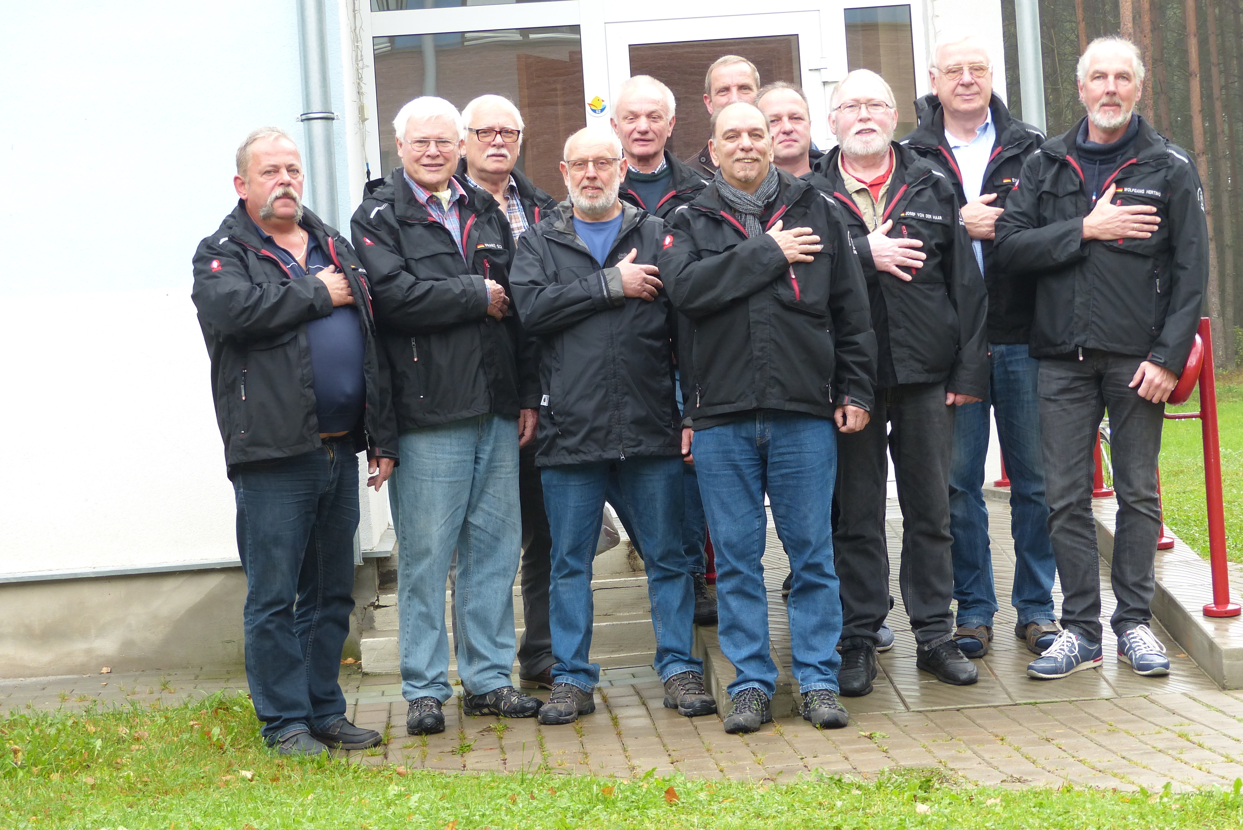 Gruppenfoto vor Haus 52