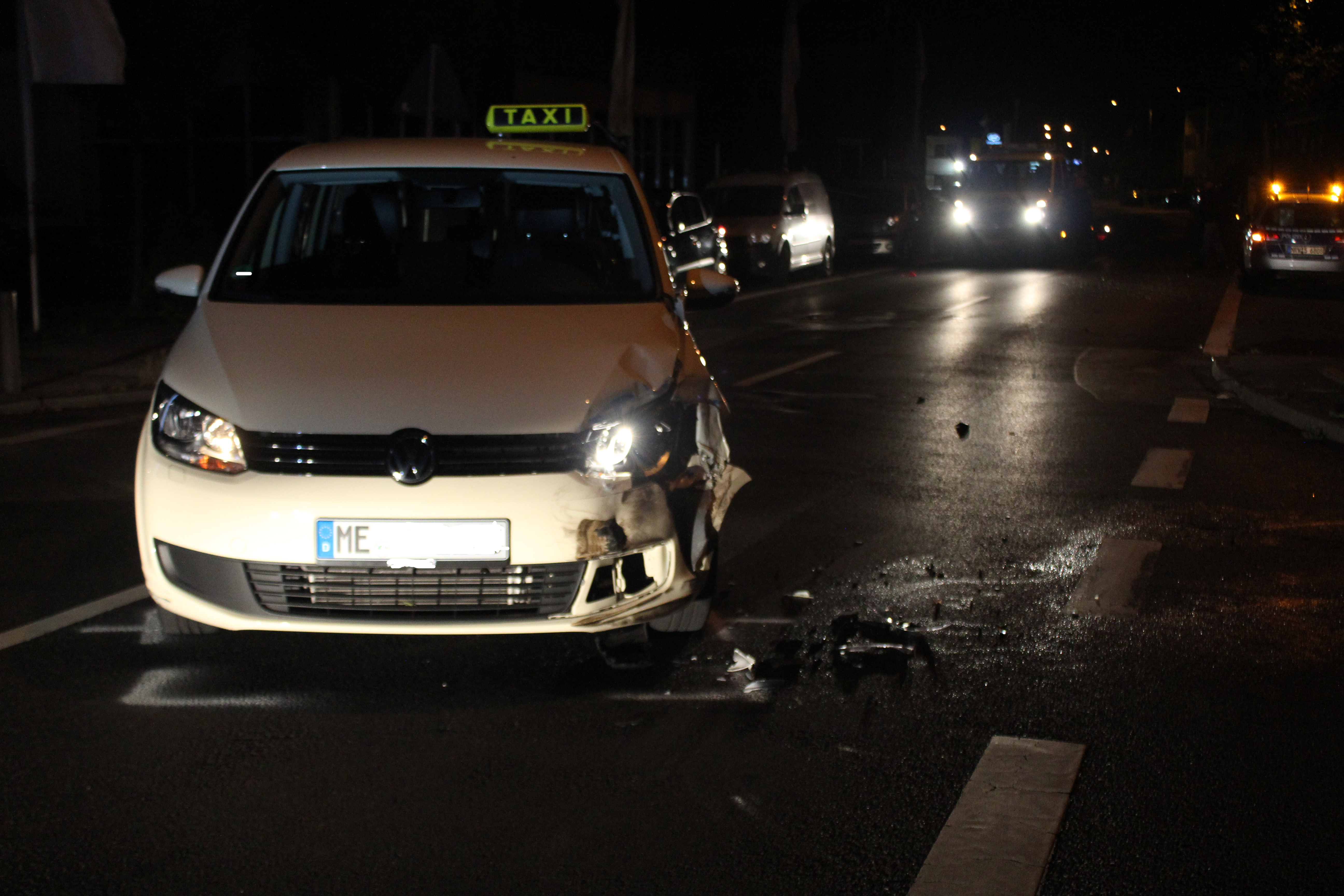 ... und das Taxi wurden stark beschädigt.