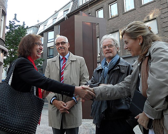 v.l. Bürgermeisterin Dr. Goch, Sparkassendirektor Dieter Rumberg, Augusti Roqué mit Ehefrau Foto: Höffken