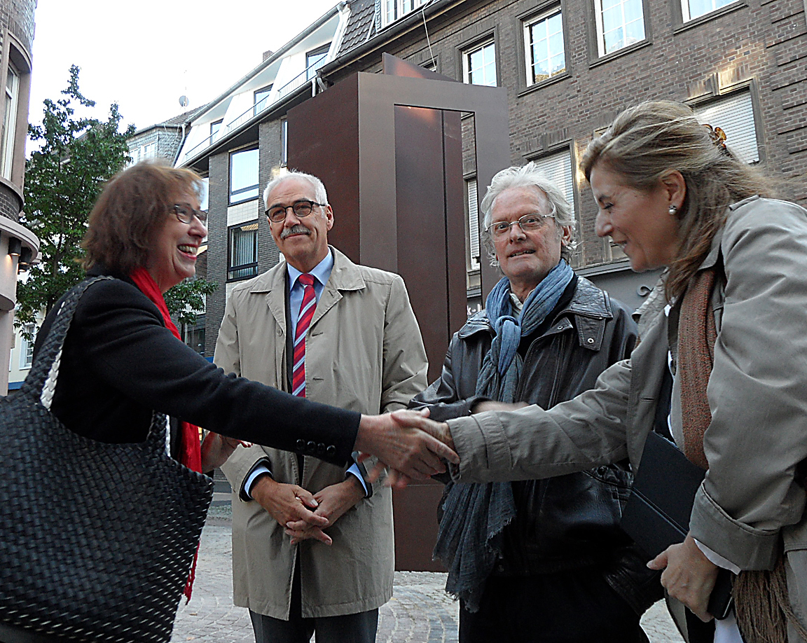 v.l. Bürgermeisterin Dr. Goch, Sparkassendirektor Dieter Rumberg, Augusti Roqué mit Ehefrau Foto: Höffken
