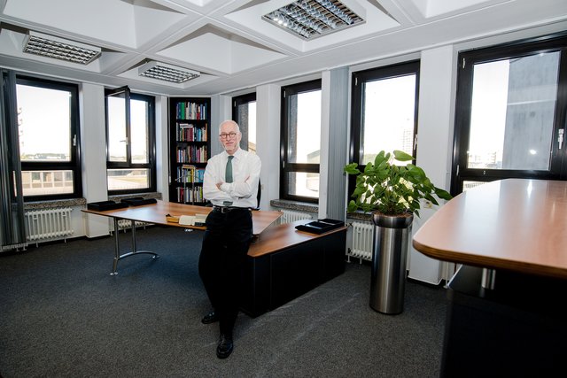 Sein Büro hat er schon aufgeräumt: Elmar Weiler übergibt sein Amt als RUB-Rektor an Axel Schölmerich.