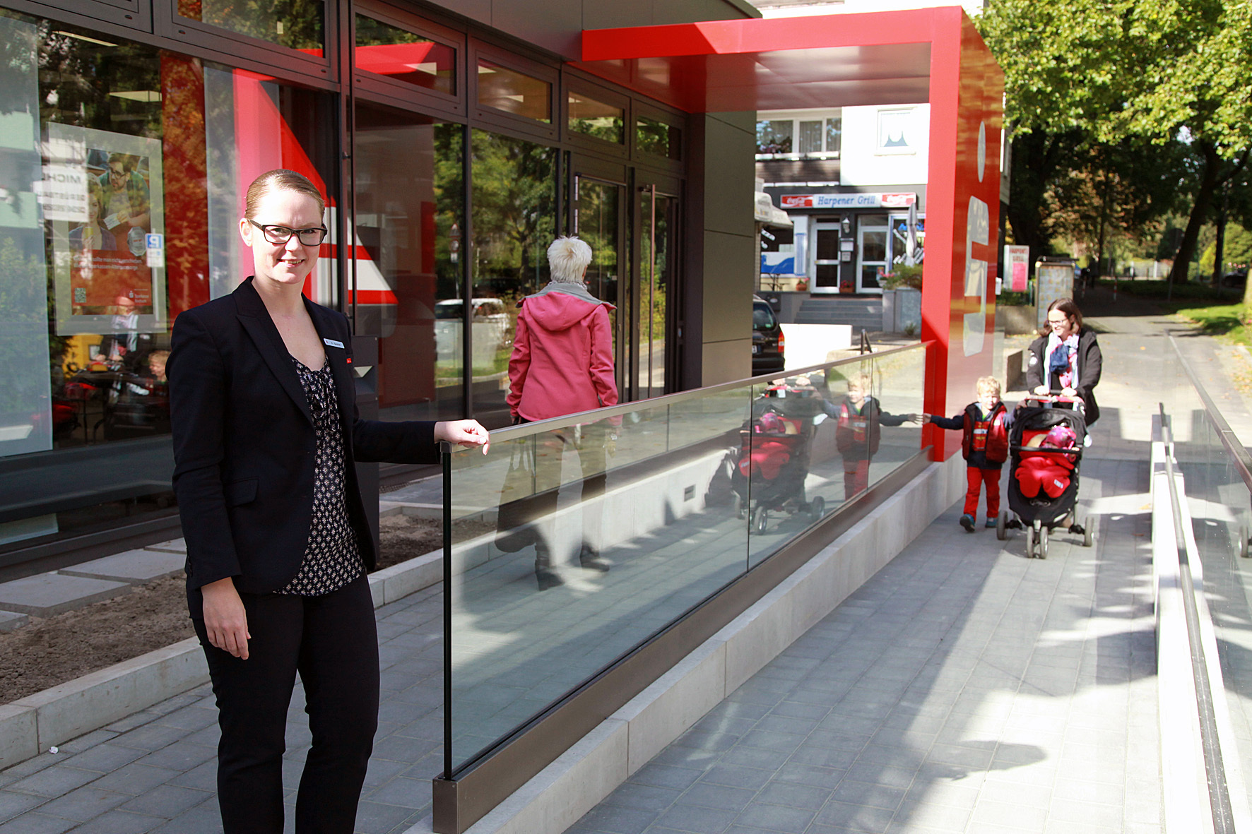 Die Sparkasse Harpen präsentiert sich nach großem Umbau hoch modern und barrierefrei. Das freut nicht nur die Kunden, sondern auch Sparkassen-Beraterin Heike Seidler (links) und das ganze Team um Leiterin Birgit Bröge.