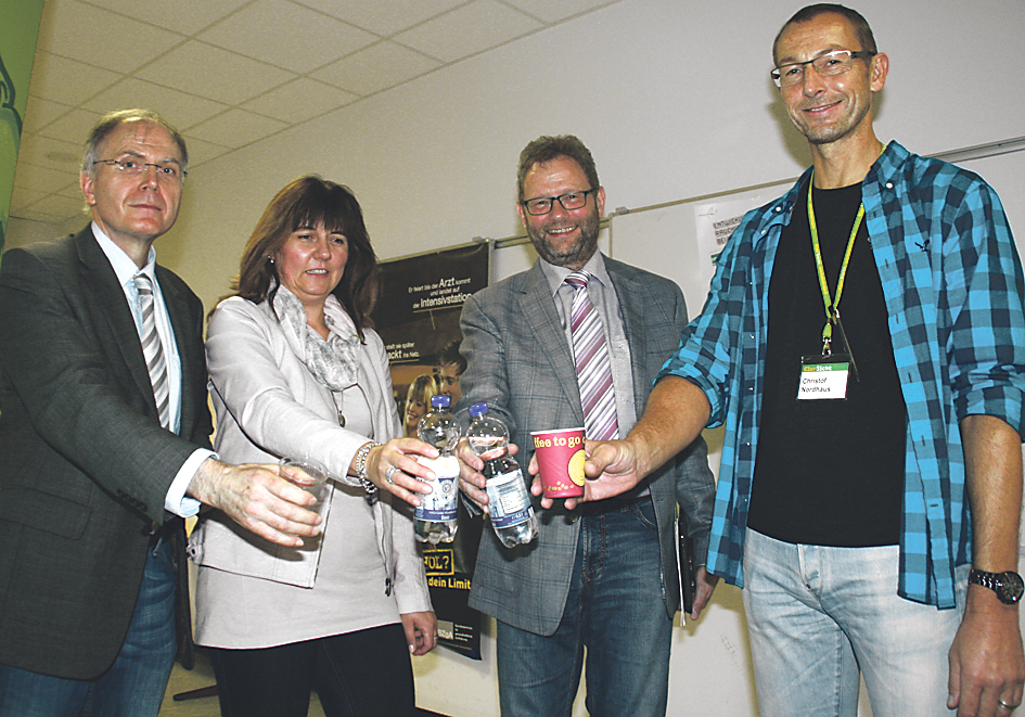 Uwe Kutter (Stadt Unna), Anja Seeber (Kreis Unna), Michael Schulze Kersting (Schulleiter Hellweg-Berufskolleg) und Christof Nordhaus (Beratungslehrer Hellweg-Berufskolleg) sind überzeugt, dass mit „KlarSicht“ einiges bewirkt werden kann, gerade weil es auf dem Parkours keinen erhobenen Zeigefinger oder generelle Verbote gibt.