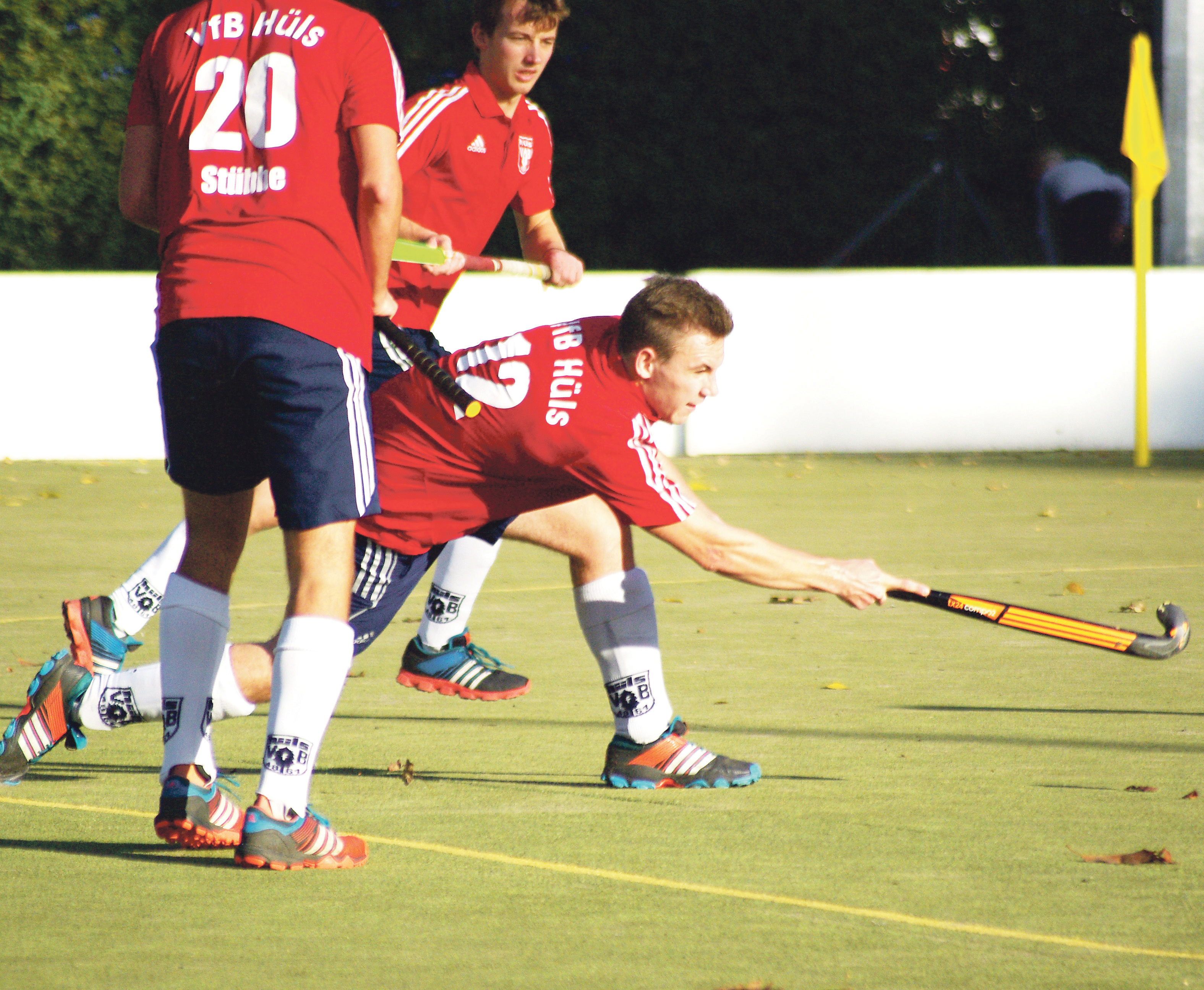 Da war die Hockeywelt noch in Ordnung. In dieser Szene wuchtet Sven Görke die Kugel nach kurzer Ecke zum 1:1.