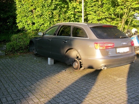 Dreiste Diebe montierten an diesem Audi die Räder ab und bockten ihn auf.