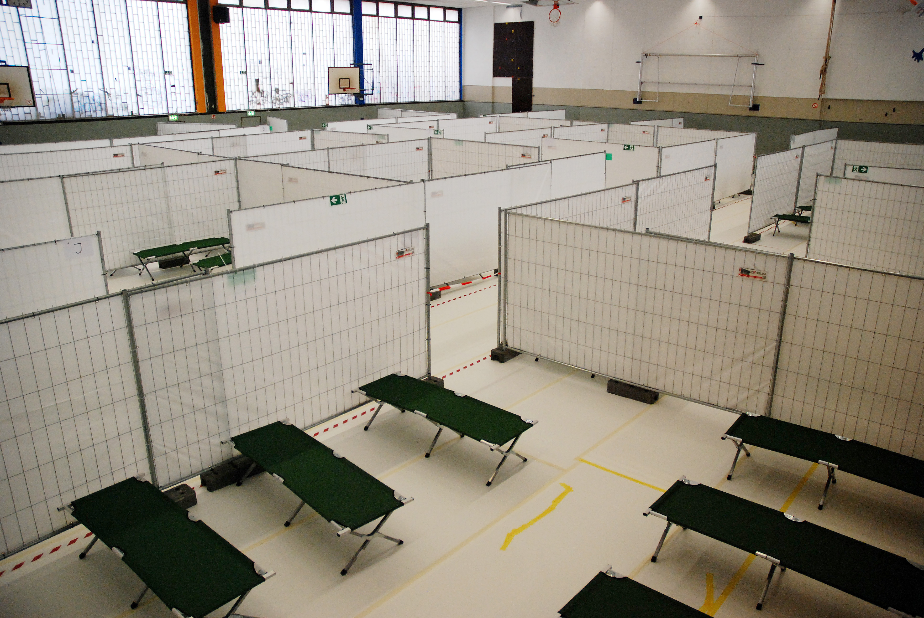 Wie hier in der Sporthalle des Berufskollegs Kuniberg sind auch in Suderwich behelfsmäßige Quartiere eingerichtet.