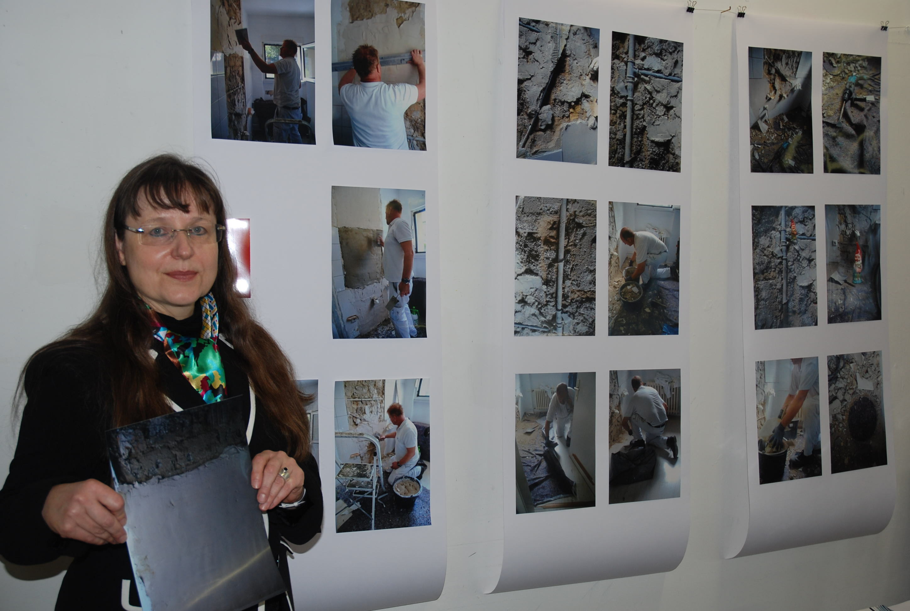 Die Künstlerin Ulrike Waschik vor ihrer Fotocollage "Mein Wasserschaden".