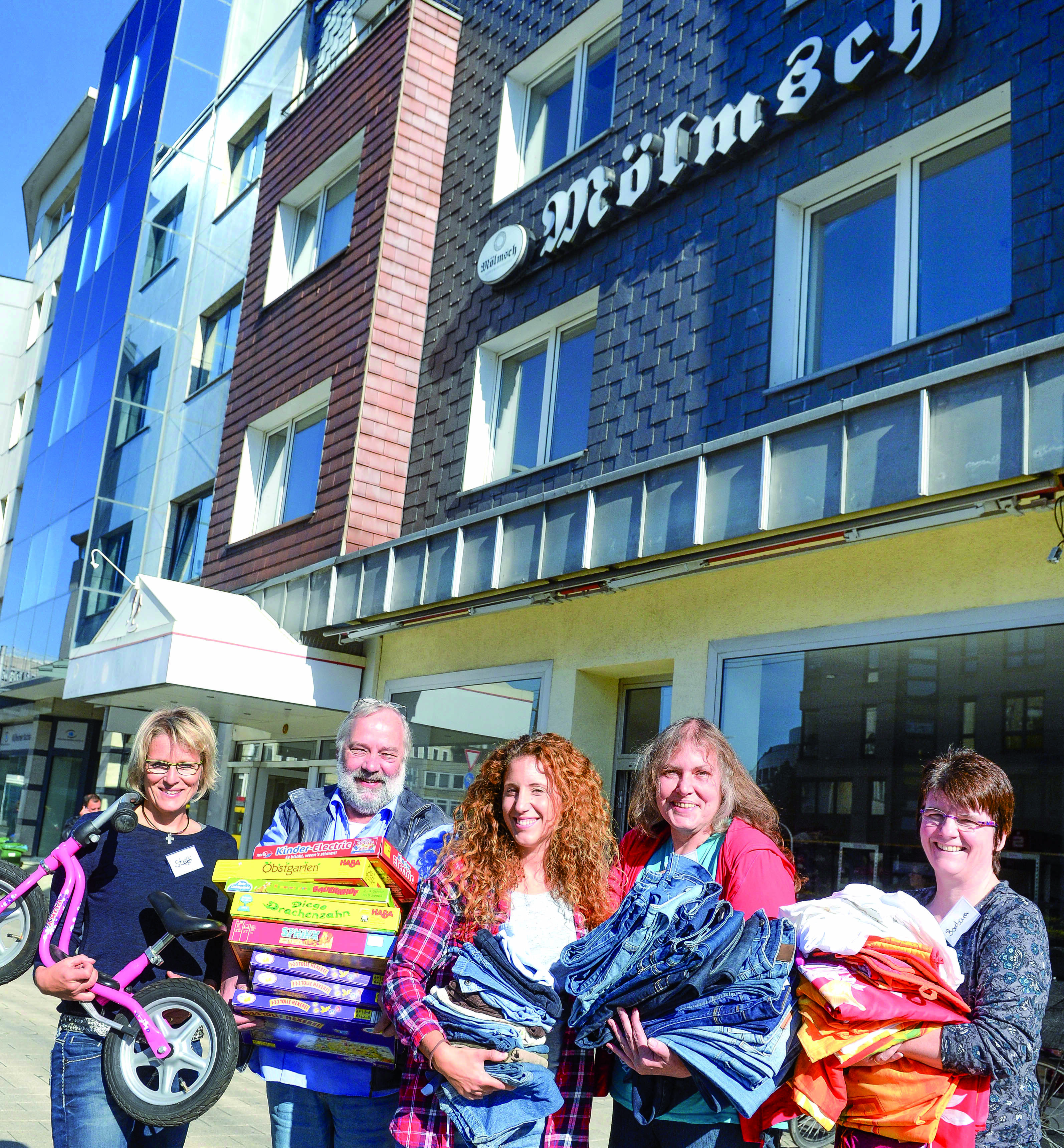 Fleißig sind auch (v.l.) Steffi, Reinhard Jehles, Sonja, Angelika und Barbara.