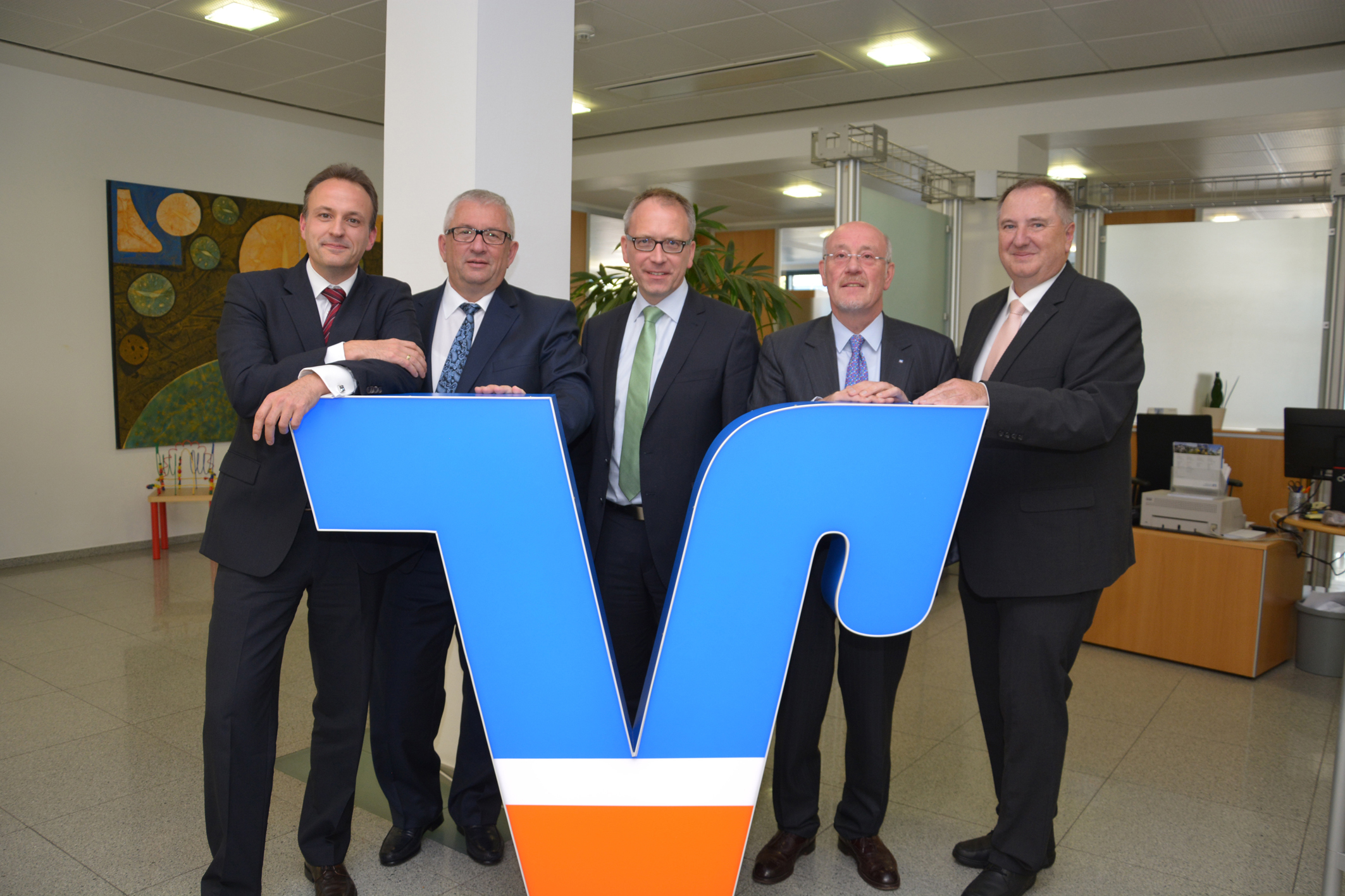 Dr. Florian Müller, Jürgen Dörner, Aufsichtsratsvorsitzender Prof. Dr. Volker Verch, Christian Eschbach und Michael Reitz arbeiten jetzt im Vorstand der Bank zu sammen.