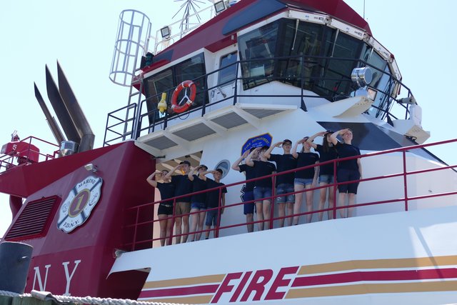 Die Jugendfeuerwehr Deisel. Gewinner der Conrad Dietrich Magirus Preises 2014 auf der Marine 1, dem modernsten Löschboot der Welt.