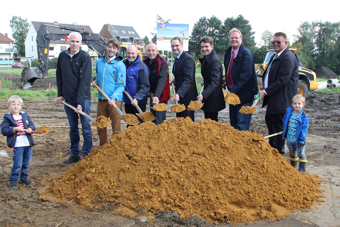 Spatenstich in der Siedlung Mühlenhof: Luke Gaßmann, Stefan Schlüter (Bauherr), Björn Gendrzeiko (EBL Bauen), Uwe Hauschild (Hertener Stadtwerke), Rolf Funk (Heitkamp & Hülscher), Thorsten Rattmann (Geschäftsführer Hertener Stadtwerke), Bürgermeister Dr. Uli Paetzel, Kai Humborg (ISO Ingenieurbüro), Ralf Kirsch (Pflegeeinrichtungen Kirsch KG) und Julian Wessel (v.l.).