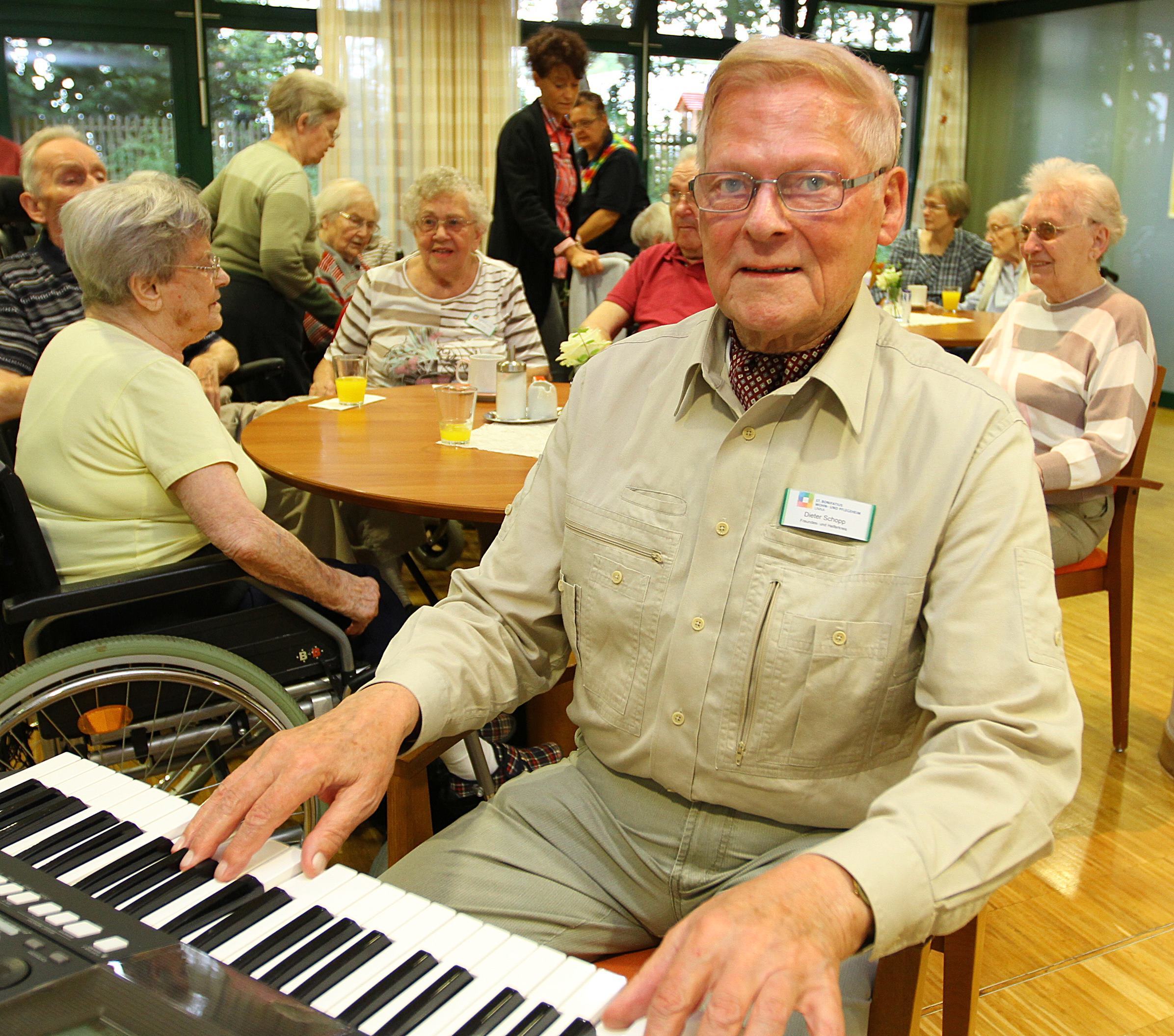 Dieter Schopp bringt mit Musik Bewegung ins Seniorenheim