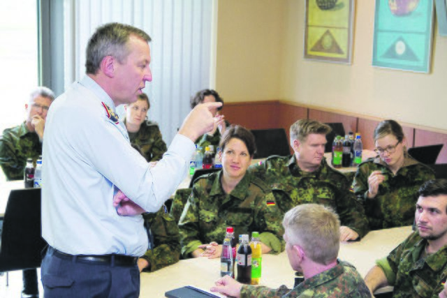 Die Teilnehmer der Informationswehrübung bei der Einweisung in das Lagezentrum auf dem Uedemer Paulsberg.